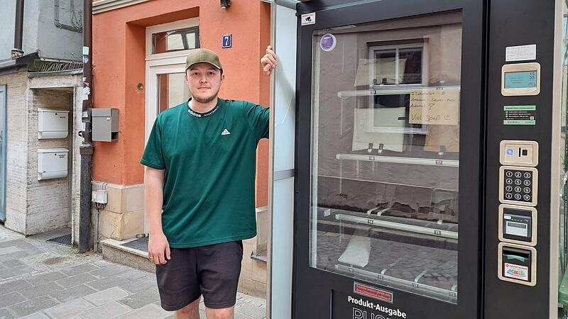 Betreiber Jonas Steinbei&szlig;er hat in Coburg einen Secret-Packs-Automaten.