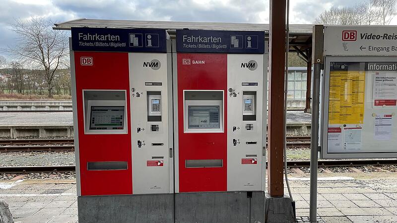 An den Fahrkartenautomaten der Deutschen Bahn am Bahnhof Bad Neustadt (Lkr. Rhön-Grabfeld) findet man jetzt auch das Logo des neuen Verkehrsverbunds NVM.