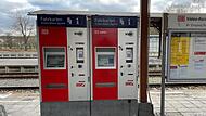An den Fahrkartenautomaten der Deutschen Bahn am Bahnhof Bad Neustadt (Lkr. Rhön-Grabfeld) findet man jetzt auch das Logo des neuen Verkehrsverbunds NVM.