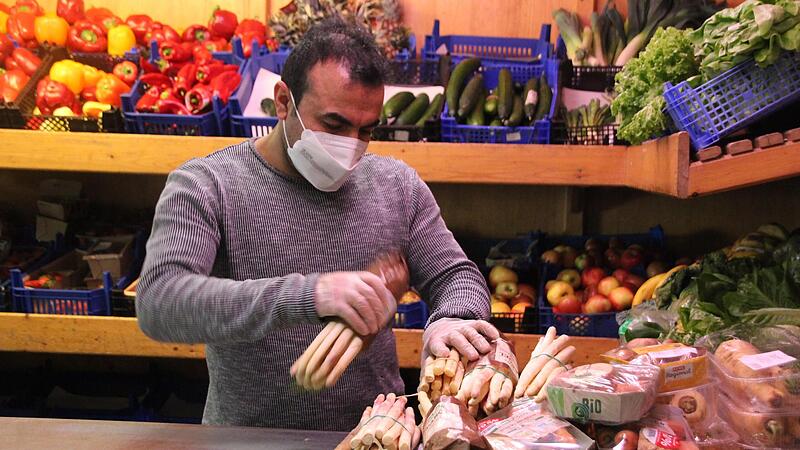 Die letzten Handgriffe, bevor der Laden öffnet.Forchheim & Fränkische Schweiz Die letzten Handgriffe, bevor der Laden öffnet.Forchheim & Fränkische Schweiz