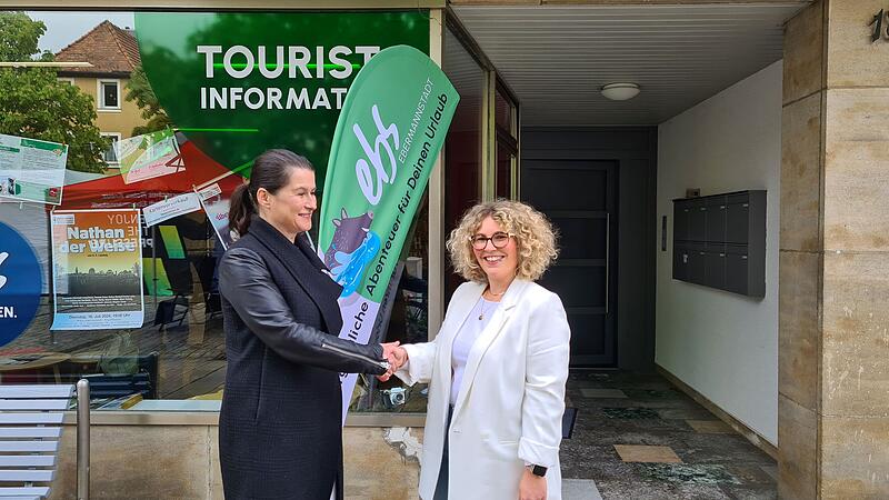 Christiane Meyer begr&uuml;&szlig;t die neue Tourismusmanagerin Larissa Sedlmeier vor der Tourist-Info.