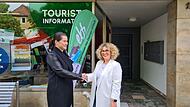 Christiane Meyer begrüßt die neue Tourismusmanagerin Larissa Sedlmeier vor der Tourist-Info.