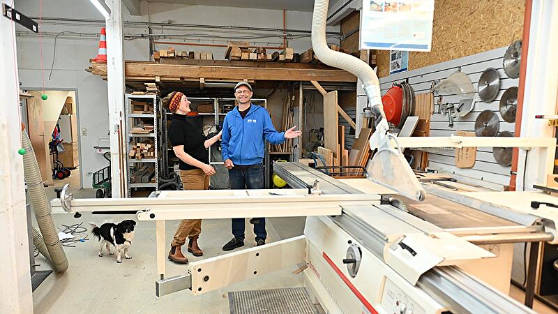 Die Offene Werkstatt Bamberg hat seit kurzem erneut seine Toren ge&ouml;ffnet - jetzt in neuen R&auml;umlichkeiten in der Lichtenhaidestra&szlig;e in Bamberg. Katharina Breinbauer mit Hund Theo und Christian Sch&ouml;ring freuen sich.