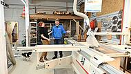 Die Offene Werkstatt Bamberg hat seit kurzem erneut seine Toren geöffnet - jetzt in neuen Räumlichkeiten in der Lichtenhaidestraße in Bamberg. Katharina Breinbauer mit Hund Theo und Christian Schöring freuen sich.
