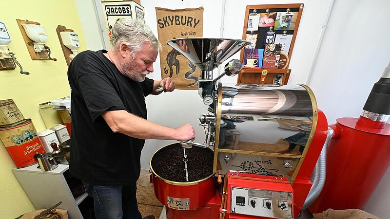 Jo Weigmann hat den R&ouml;stvorgang genauestens im Blick. Seine gasbetriebene R&ouml;stmaschine ist sein ganzer Stolz.