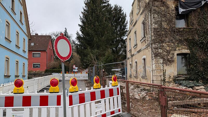 Nix geht mehr und das schon seit Weihnachten: Die Stra&szlig;e vor dem Haus Oberwinterbach 14 ist abgesperrt, sehr zum Unmut der Anlieger.