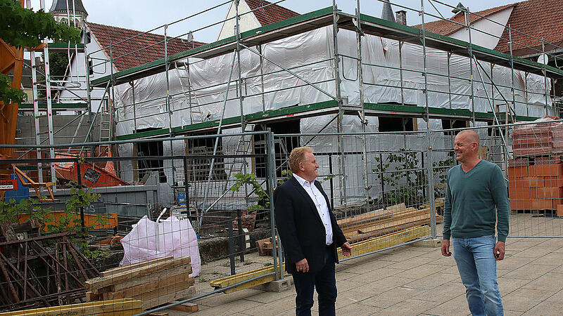 Noch dieses Jahr soll der Tante-Enso-Laden in Poppenlauer seinen Betrieb aufnehmen k&ouml;nnen, hoffen B&uuml;rgermeister Matthias Klement (Mitte) und Marktgemeinderat Thorsten Ort.
