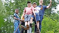 Ihre Abenteuerlust führte die Kinder hoch hinaus.