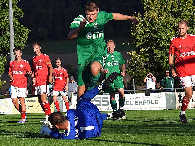 Für den SV Rödelmaier (in Rot) war im Kreispokal-Viertelfinale beim FC Untererthal Schluss. Gästekeeper Philipp Schmitt kassierte drei Buden und kann in dieser Szene gerade noch vor Christoph Gerlach klären.