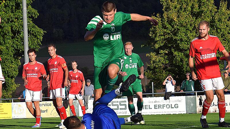 Für den SV Rödelmaier (in Rot) war im Kreispokal-Viertelfinale beim FC Untererthal Schluss. Gästekeeper Philipp Schmitt kassierte drei Buden und kann in dieser Szene gerade noch vor Christoph Gerlach klären. Für den SV Rödelmaier (in Rot) war im Kreispokal-Viertelfinale beim FC Untererthal Schluss. Gästekeeper Philipp Schmitt kassierte drei Buden und kann in dieser Szene gerade noch vor Christoph Gerlach klären.