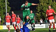 Für den SV Rödelmaier (in Rot) war im Kreispokal-Viertelfinale beim FC Untererthal Schluss. Gästekeeper Philipp Schmitt kassierte drei Buden und kann in dieser Szene gerade noch vor Christoph Gerlach klären.