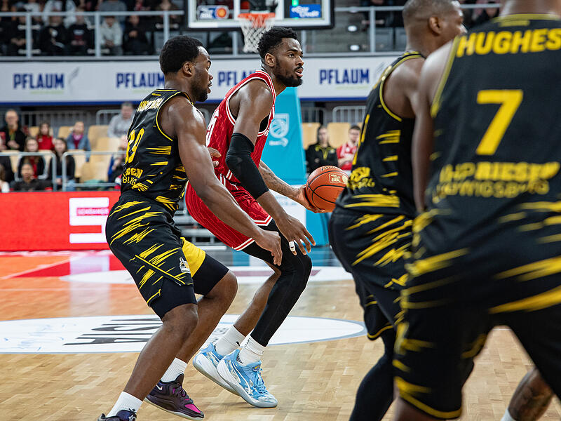 Nicht nur Center EJ Onu (rotes Trikot) erwischte bei der Bamberger Heimpleite gegen Ludwigsburg einen gebrauchten Abend.