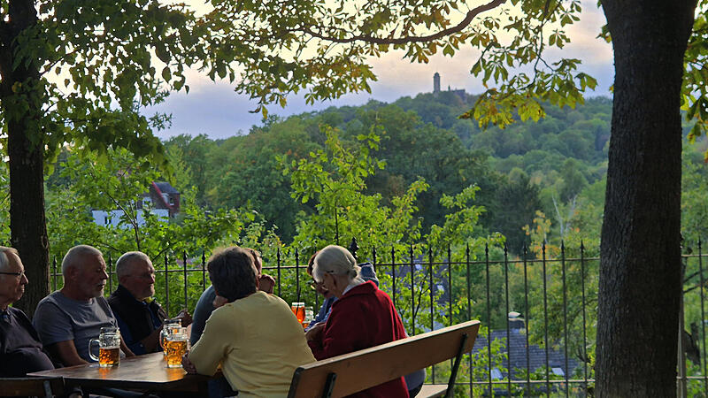 Im Biergarten der Brauerei Greifenklau haben die Gäste einen schönen Blick auf die Altenburg. Im Biergarten der Brauerei Greifenklau haben die Gäste einen schönen Blick auf die Altenburg.