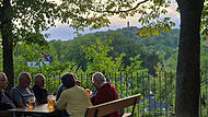 Im Biergarten der Brauerei Greifenklau haben die Gäste einen schönen Blick auf die Altenburg. Im Biergarten der Brauerei Greifenklau haben die Gäste einen schönen Blick auf die Altenburg.
