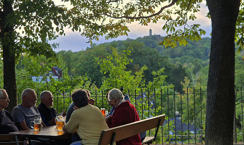 Im Biergarten der Brauerei Greifenklau haben die G&auml;ste einen sch&ouml;nen Blick auf die Altenburg.