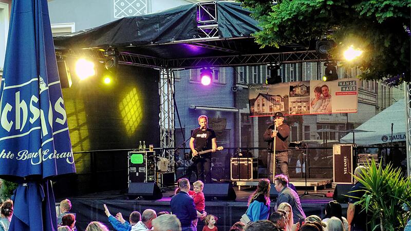 Die Feierab&auml;nd mit S&auml;nger Markus Helget (rechts) heizte den Stadtfestbesuchern am Freitagabend ein.