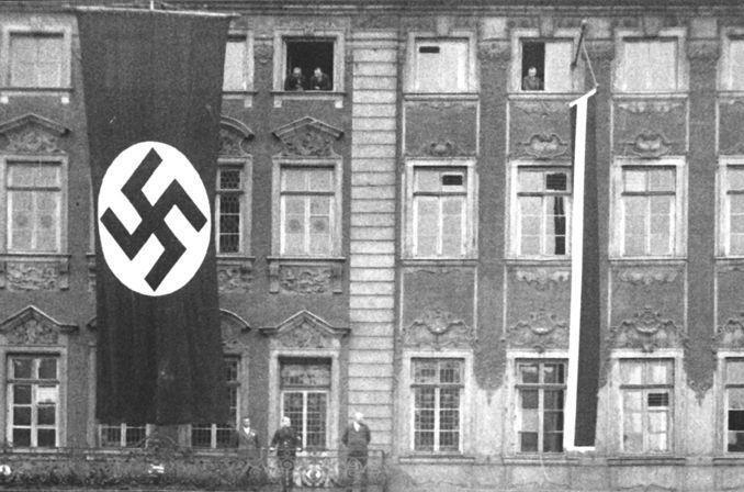 Eine &uuml;berdimensionale Hakenkreuzfahne h&auml;ngt am 1. April 1933 am Rathaus f&uuml;r eine Kundgebung. Coburg war die erste NS-Stadt in Deutschland.