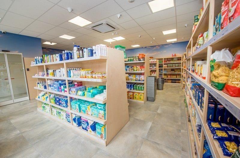 So könnte es im  Rentweinsdorfer „Dorfladen“ (im Bild der Emmas Tag- und Nachtmarkt im thüringischen  Altengottern) bald aussehen: Regale mit – auch frischen und regionalen – Waren. Zutritt und bezahlen funktionieren digital.