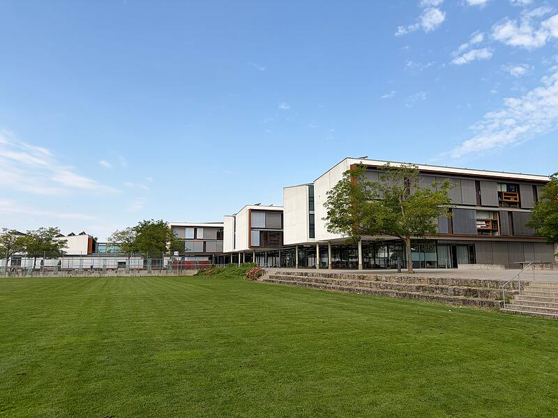 Auf dem Gelände der Realschule Höchstadt wäre Platz für einen Erweiterungsbau. Die für 830 Schüler geplante Schule muss auch in den nächsten Jahren bis zu 1200 Schüler unterbringen. Auf dem Gelände der Realschule Höchstadt wäre Platz für einen Erweiterungsbau. Die für 830 Schüler geplante Schule muss auch in den nächsten Jahren bis zu 1200 Schüler unterbringen.