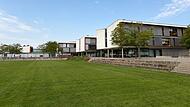 Auf dem Gel&auml;nde der Realschule H&ouml;chstadt w&auml;re Platz f&uuml;r einen Erweiterungsbau. Die f&uuml;r 830 Sch&uuml;ler geplante Schule muss auch in den n&auml;chsten Jahren bis zu 1200 Sch&uuml;ler unterbringen.