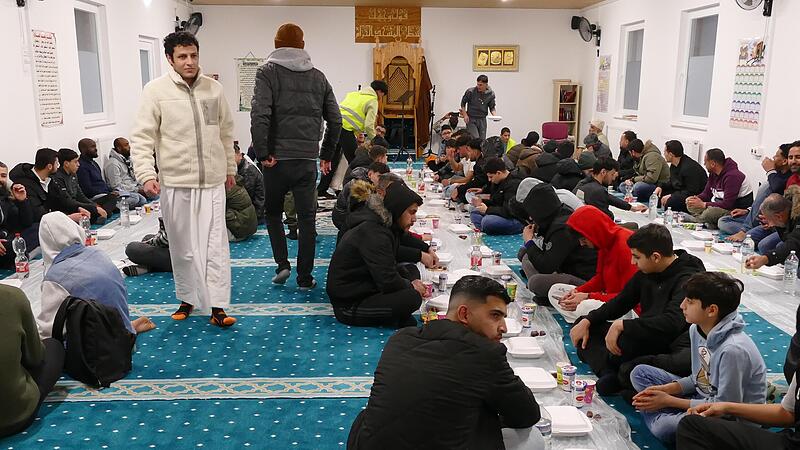 Zum Fastenbrechen versammeln sich die Männer im großen Gebetsraum, die Frauen im ersten Stock. Zum Fastenbrechen versammeln sich die Männer im großen Gebetsraum, die Frauen im ersten Stock.