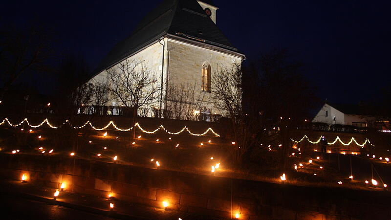 Die Lichterprozession in Volsbach 2025 erhellte das Dorf mit &uuml;ber 4.000 Wachslichtern.