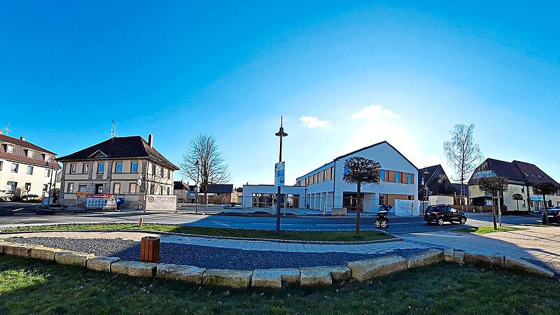 Die neue Ortsmitte in Weidhausen nimmt Gestalt an. Links das Haus, in dem die neue Gemeindeb&uuml;cherei untergebracht wird, rechts das neue Rathaus, dessen offizielle Er&ouml;ffnung am 13. M&auml;rz erfolgen soll.M. Knauer-W&auml;chter