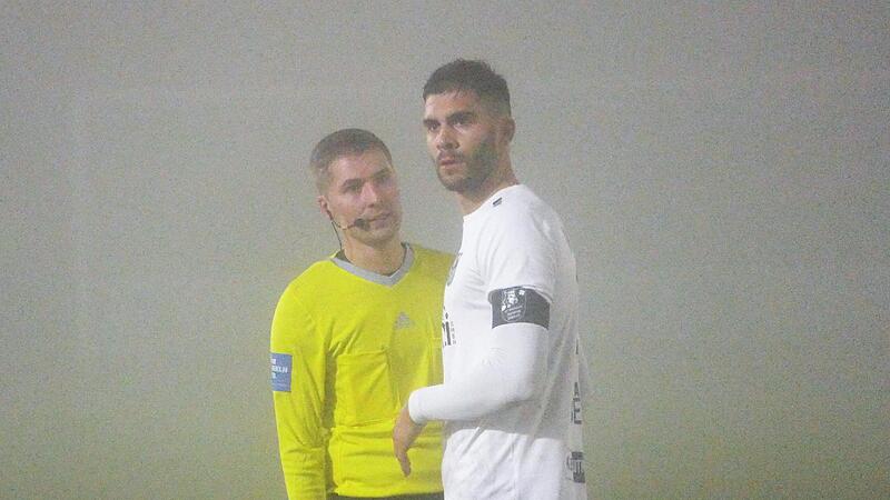 Christopher Kettler steht das Unverst&auml;ndnis ins Gesicht geschrieben, als  er von Schiedsrichter J&uuml;rgen Steckermeier &uuml;ber den Spielabbruch informiert wird.