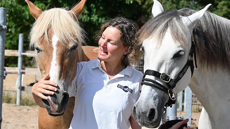 Das Wohl ihrer Pferde liegt Denise Heinlein mehr als alles andere am Herzen. Apollo (links) hat sie, seit sie 13 Jahre alt ist, Rebel kam als Spende zum Equus Verein.