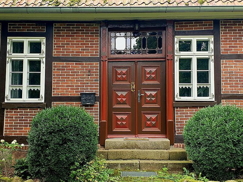 Alte, stolze Bauernhöfe passiert man in dem Heidedorf Schmarbeck.2023 Heidschnuckenweg Teil 5
