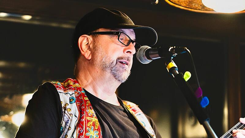 Klaus Beck, Musiker aus N&uuml;dlingen, l&auml;utete mit seinem Konzert am Samstag, 15. M&auml;rz 2025, die Fr&uuml;hlingssaison der Kissinger H&uuml;tte ein.