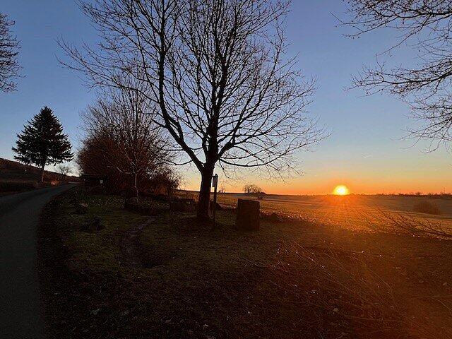 &bdquo;Am fr&uuml;hen Morgen um 8.19 Uhr beim Sonnenaufgang auf dem wundersch&ouml;nen Kuppenweg bei Platz. Die Rh&ouml;n ist immer sch&ouml;n&ldquo;, schreibt die Leserin.