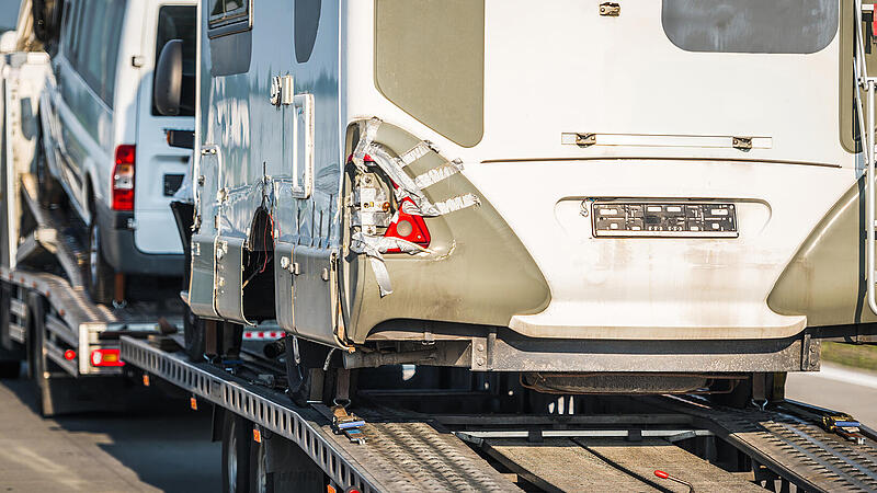 Ebensfeld: Schwerer Frontalcrash mit Wohnmobil - Kind (3) im Wagen Wohnmobil, Wohnwagen, Camping, Unfall
