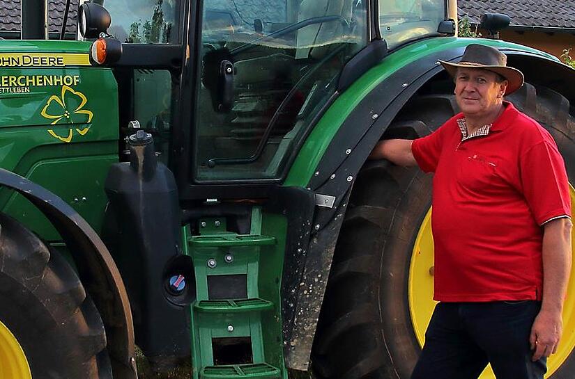Rainer Reuß vom Lerchenhof an seinem Rapsölschlepper