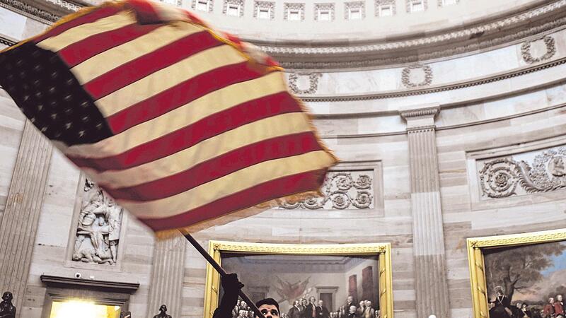 Im Jahr 2021 drangen nach dem Wahlsieg von Joe Biden Randalierer und Anh&auml;nger von Donald Trump ins Kapitol vor. Dieser sprach jetzt Begnadigungen aus.    