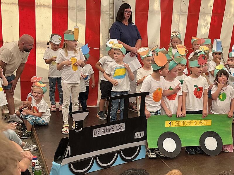 Die Kinder feierten begeistert mit.