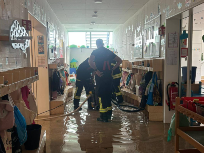 Wegen eines Wasserschadens in einer Kita in Adelsdorf gab es am Dienstag, 5. Mai, einen Feuerwehreinsatz. Wegen eines Wasserschadens in einer Kita in Adelsdorf gab es am Dienstag, 5. Mai, einen Feuerwehreinsatz.