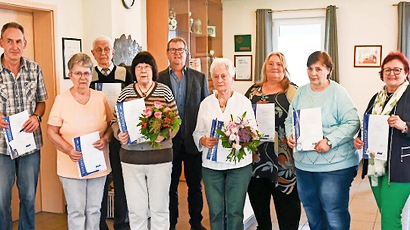 Die Ehrung: R. Saffer, L. Kramer, K. Friedel, H. Kowalzik, M. H&auml;fner, S. Erlwein, C. Amtmann, M. Wohlfart und E. Zecho.