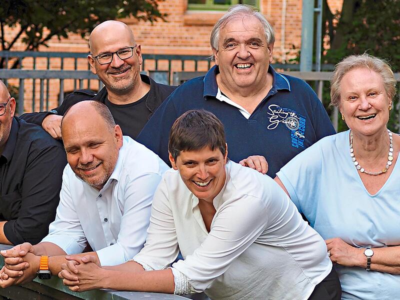 Die Musiker der Band &bdquo;Mesinke&ldquo; sind Martin Glogger (Gesang, Bass), J&uuml;rgen Gro&szlig; (Gesang, Akkordeon, Gitarre), Thilo J&ouml;rgl (Gesang, Gitarre, Drums), Alexander Maier (Klarinetten), Erika Spielvogel (Gesang, Percussions) und Nicole Hausmann (Gesang, G...