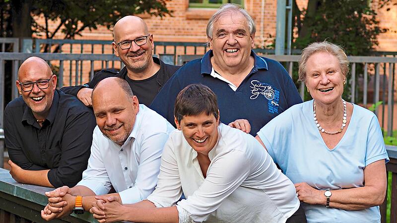 Die Musiker der Band „Mesinke“ sind Martin Glogger (Gesang, Bass), Jürgen Groß (Gesang, Akkordeon, Gitarre), Thilo Jörgl (Gesang, Gitarre, Drums), Alexander Maier (Klarinetten), Erika Spielvogel (Gesang, Percussions) und Nicole Hausmann (Gesang, G... Die Musiker der Band „Mesinke“ sind Martin Glogger (Gesang, Bass), Jürgen Groß (Gesang, Akkordeon, Gitarre), Thilo Jörgl (Gesang, Gitarre, Drums), Alexander Maier (Klarinetten), Erika Spielvogel (Gesang, Percussions) und Nicole Hausmann (Gesang, G...