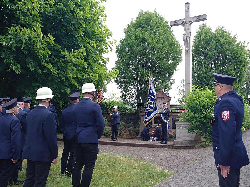 Totenehrung am Kriegerdenkmal. Totenehrung am Kriegerdenkmal.