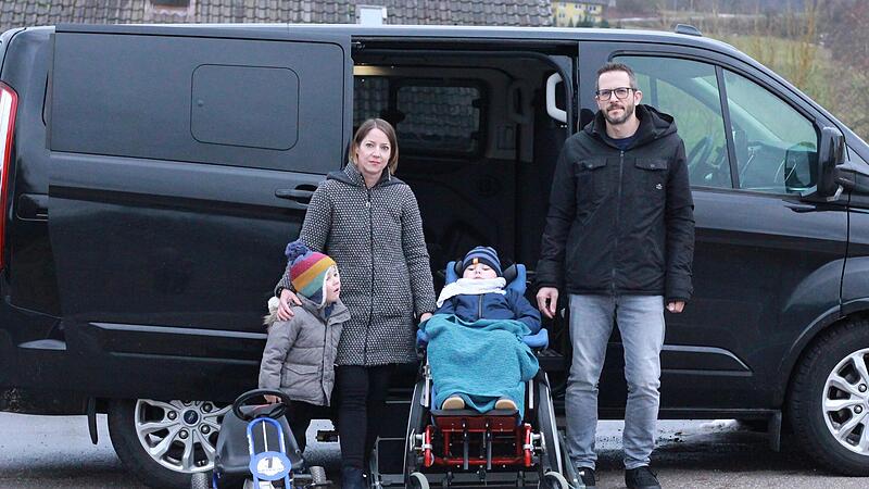 Der Kassettenlift ist bereit, Gregor zum Fahrzeug hoch zu heben.