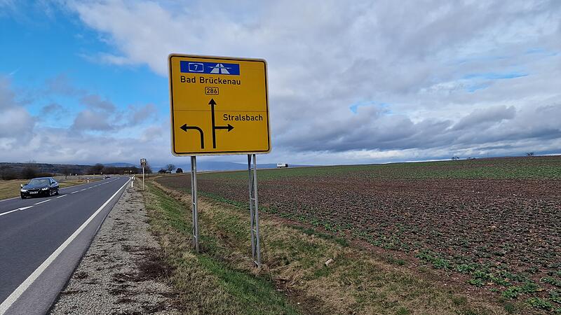 Noch ist unklar, wie das geplante Gewerbegebiet oberhalb Stralsbachs an die Bundesstraße angebunden werden soll. Reicht eine Abbiegespur, braucht es einen Kreisel oder eine Ampel? Die Frage muss mit dem Staatlichen Bauamt geklärt werden. Noch ist unklar, wie das geplante Gewerbegebiet oberhalb Stralsbachs an die Bundesstraße angebunden werden soll. Reicht eine Abbiegespur, braucht es einen Kreisel oder eine Ampel? Die Frage muss mit dem Staatlichen Bauamt geklärt werden.