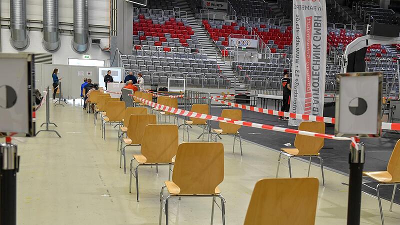 Im Impfzentrum in Bamberg in der Brose-Arena gab es nach einigen Verwirrungen am Mittwoch doch noch Erstimpfungen.