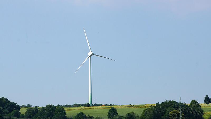 Das bisher einzige Windrad bei Sassendorf. Es steht seit einiger Zeit still und soll &bdquo;repowered&ldquo; werden. Weitere Anlagen in diesem Bereich sind geplant.