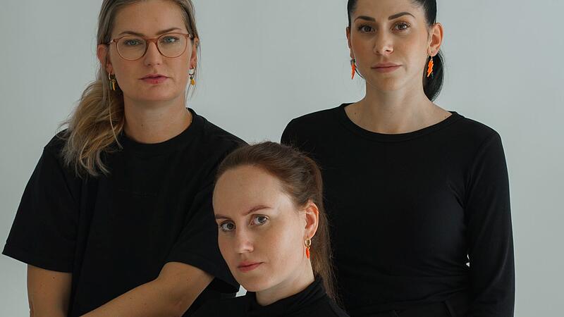 Mirjam Kraus (unten), Nicole Filip und Natascha Friede (links) haben die Schmuckkollektion entworfen.