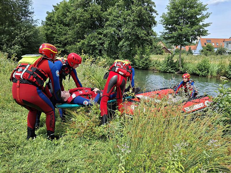 Wasserretter und Bootsf&uuml;hrer &uuml;ben gemeinsam in Ebermannstadt.