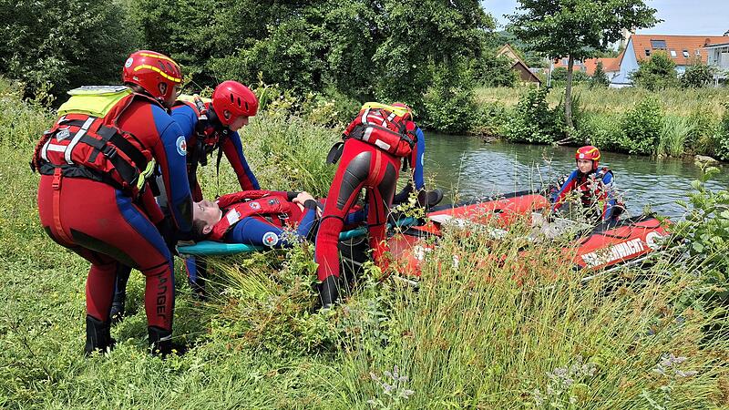 Wasserretter und Bootsf&uuml;hrer &uuml;ben gemeinsam in Ebermannstadt.