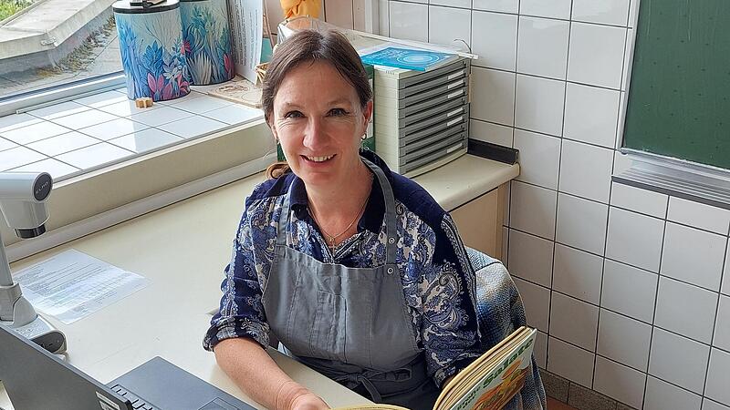 Bettina Popp bereitet den Unterricht in der Berufsschule in Lichtenfels vor.