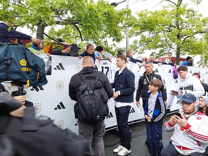 Manuel Neuer gibt Autogramme in Herzogenaurach